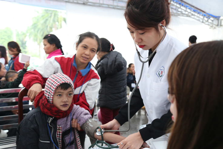 Các bác sỹ của Bệnh viên Samsung Hàn Quốc khám chữa bệnh miễn phí tại thành phố Thái Nguyên.