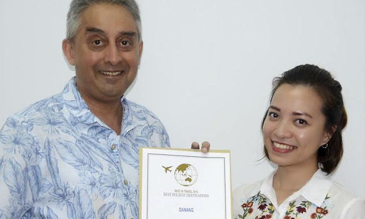 Tổng biên tập tạp chí Smart Travel Asia – ông Vijay Verghese trao tặng danh hiệu Top 10 điểm đến nghỉ dưỡng hàng đầu châu Á. Ảnh: Trung tâm xúc tiến du lịch Đà Nẵng cung cấp. 