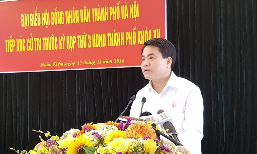 Chủ tịch UBND TP Hà Nội Nguyễn Đức Chung phát biểu tại buổi tiếp xúc cử tri.