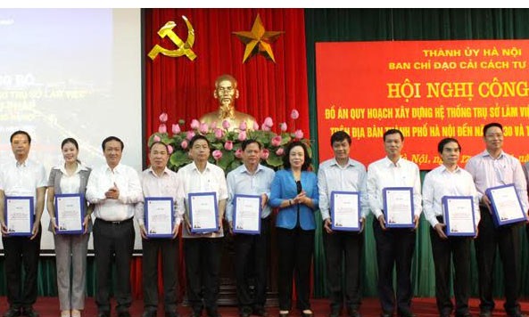 Phó Bí thư Thường trực Thành ủy Hà Nội Ngô Thị Thanh Hằng trao Quy hoạch cho các đơn vị.