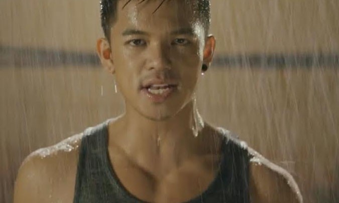 Trọng Hiếu ‘ướt nhẹp’ trong MV nhạc phim ‘Sút’