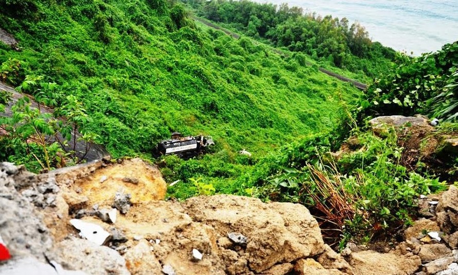 Chiếc xe bồn chở nhựa đường rơi vực sâu đèo Hải Vân. 