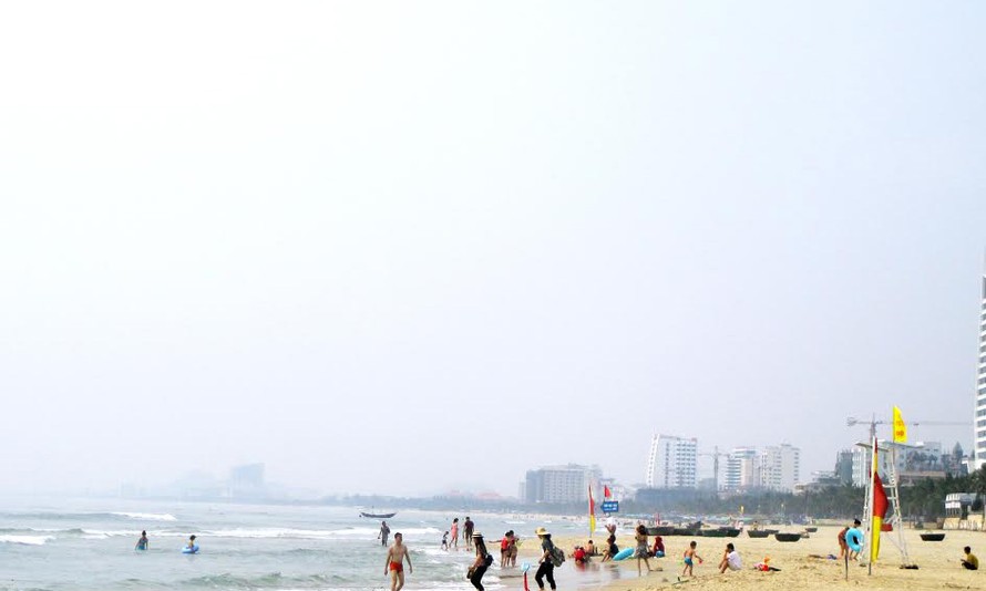 Du khách tại bãi biển Đà Nẵng.