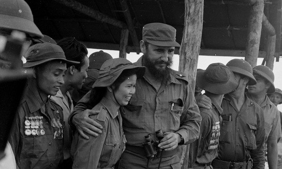 Chủ tịch Fidel Castro và nữ anh hùng quân Giải phóng Miền Nam Việt Nam Tạ Thị Kiều thăm một căn cứ trong vùng Giải phóng Quảng Trị năm 1973. Ảnh: TTXVN.