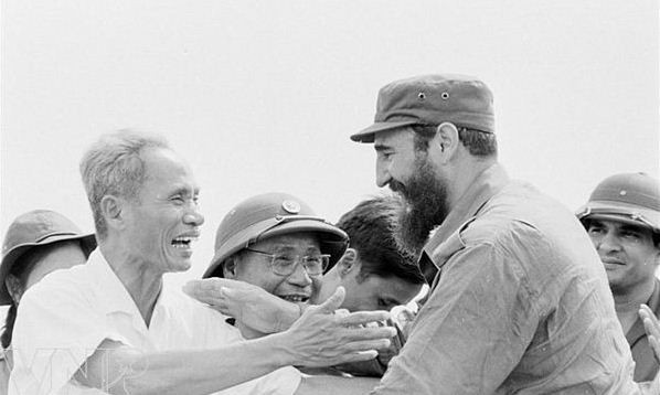 Hình ảnh cảm động và thân thiết của Thủ tướng Phạm Văn Đồng và Thủ tướng Fidel Castro tại Quảng Trị tháng 9/1973. Ảnh: TTXVN.