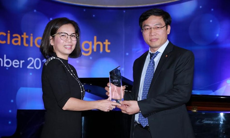 Ông Đinh Văn Chiến Phó Tổng Giám đốc - Giám đốc Khối Ngân hàng cá nhân của TPBank thay mặt Ngân hàng nhận giải thưởng từ Visa.