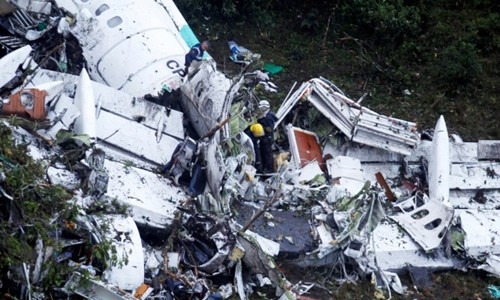 Xác máy bay LaMia rơi trên sườn núi ở Colombia. Ảnh: Reuters.
