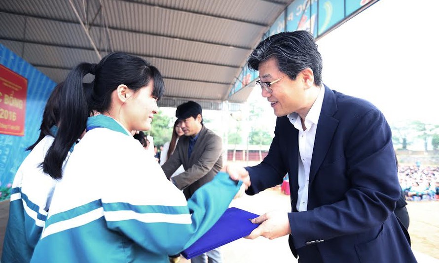 Ông Kim Dongwook - Tổng Giám đốc Samsung Điện tử Việt Nam Thái Nguyên tặng học bổng cho học sinh nghèo vượt khó.