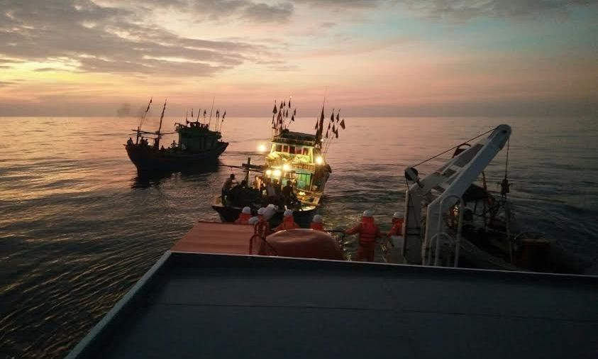 Hình ảnh triển khai công tác cứu hộ tàu cá bị vỡ nước sau va chạm (tàu có bóng điện sáng).