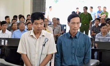Hai cựu sĩ quan công an Đồng Tháp tại phiên tòa sơ thẩm.