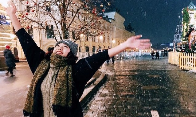 Phương Anh rất thích thú vì Giáng sinh ở Nga có mưa tuyết.