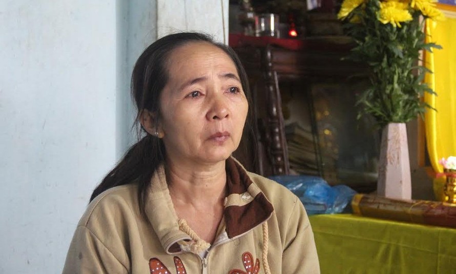 Bà Đinh Thị Mong đau đớn trước cái chết của chồng trong lũ.
