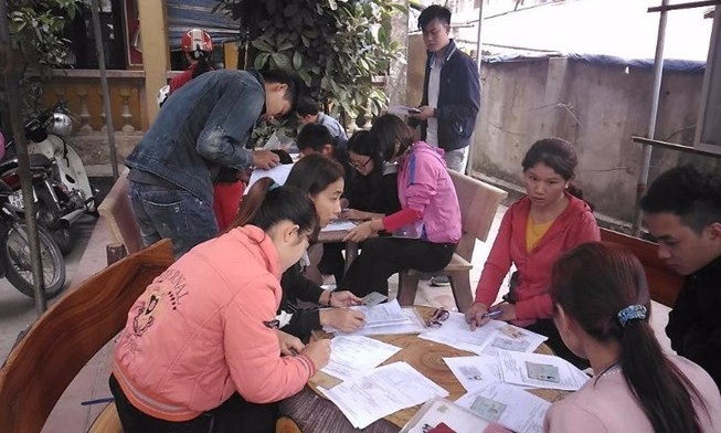 Người dân Hà Nội tới trụ sở công an làm thủ tục đăng ký sang tên phương tiện. Ảnh: Tuyết Phan/PLTP