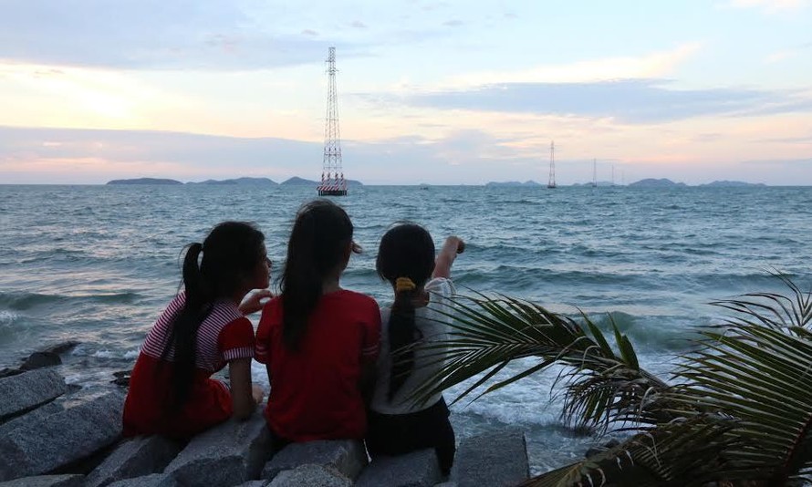 Người dân xã đảo Hòn Nghệ vui mừng khi đón nhận điện lưới quốc gia.