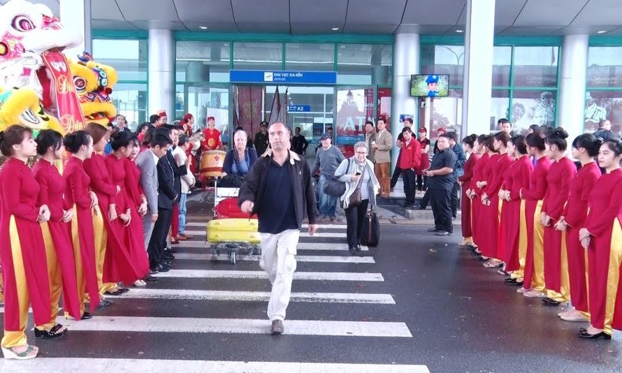 Những du khách đầu tiên đến Huế bằng đường hàng không trong năm mới 2017 được hân hoan chào đón. 
