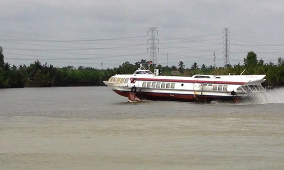 Tàu cánh ngầm đang hành trình trên sông Dinh Vũng Tàu .