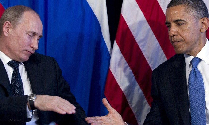 Tổng thống Mỹ Obama (phải) cảnh báo ra lệnh trục xuất 35 nhà ngoại giao Nga chỉ ba tuần trước khi ông hết nhiệm kỳ.