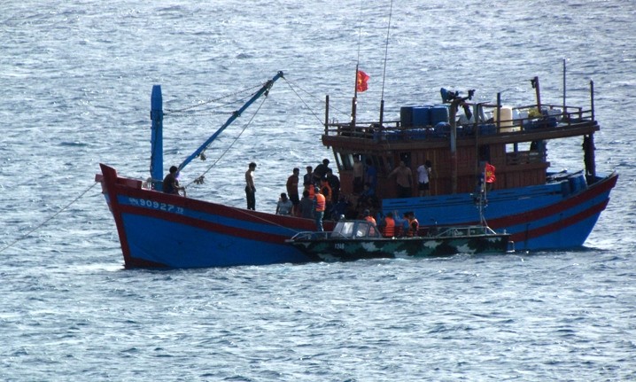 Tàu CQ của đảo Nam Yết tiếp cận tàu QNg 97027 TS.