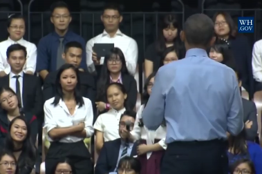 Hình ảnh nữ rapper Suboi xuất hiện trong clip tri ân Tổng thống Obama. Ảnh cắt từ clip.