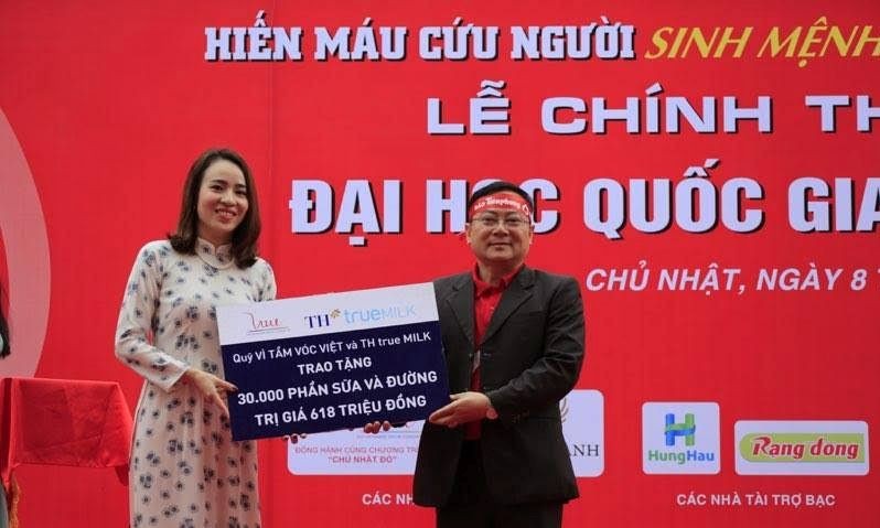 Bà Trần Như Trang trao tượng trưng phần tài trợ cho các tình nguyện viên hiến máu.