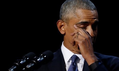 Ông Obama xúc động trong bài phát biểu. - Ảnh: Reuters.