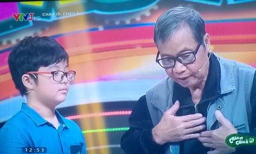 Bé Tít (con trai MC Thảo Vân và diễn viên Công Lý) và ông nội trong chương trình truyền hình thực tế.