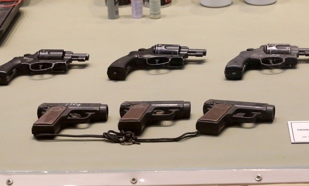 Những mẫu súng ngắn được cảnh sát giao thông và cảnh sát cơ động, cảnh sát đặc nhiệm sử dụng khi làm nhiệm vụ, đang trưng bày tại Bảo tàng Công an tại Hà Nội.