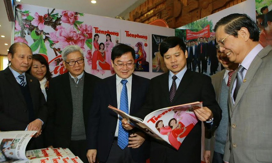 Phó chủ tịch UBND Thành phố Hà Nội Ngô Văn Quý Ngô Văn Quý thăm gian hàng trưng bày báo Tiền Phong sáng nay 18/1. 