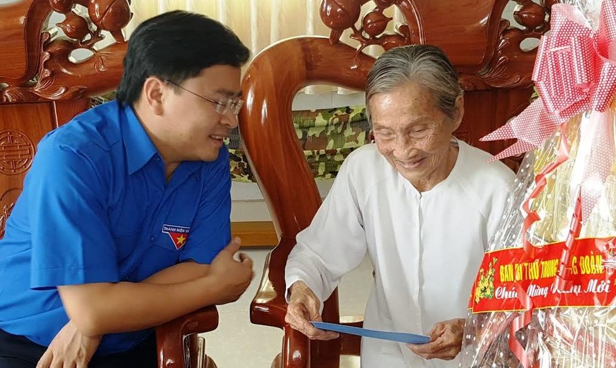 Anh Nguyễn Anh Tuấn thăm hỏi bà mẹ VNAH Nguyễn Kim Anh.