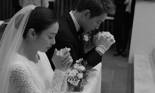 Một trong những bức ảnh hiếm hoi trong lễ cưới của Kim Tae Hee và Bi Rain.