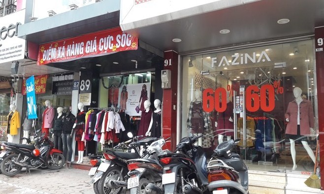 Các cửa hàng treo biển giảm giá cao trên phố Kim Mã (Hà Nội). Ảnh: Hiếu Công.
