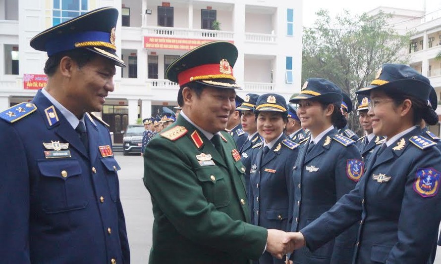 Đại tướng Ngô Xuân Lịch tới thăm, chúc tết tại Bộ Tư lệnh CSB, sáng 21/1.