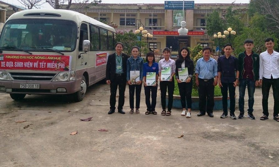 Đại diện nhà trường đi cùng xe đưa sinh viên về quê đón Tết và trao quà mừng xuân cho học sinh THPT vùng lũ tỉnh Quảng Nam. 