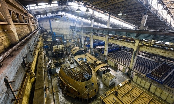 Nhà máy đóng tàu Admiralty là một trong những cơ sở đóng tàu lâu đời nhất của Nga. Đây cũng là tập đoàn công nghiệp đầu tiên của thành phố St. Petersburg, được thành lập vào năm 1704, theo Livejournal.
