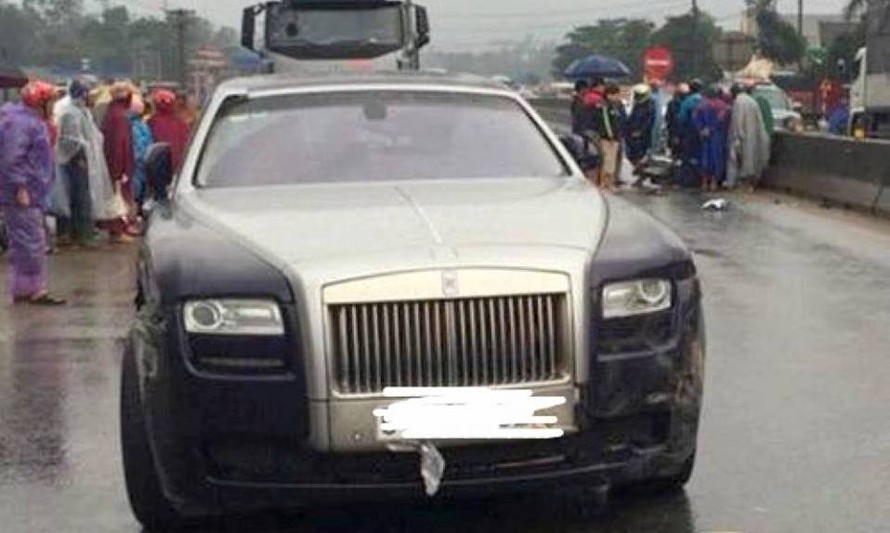 Chiếc Rolls Royce đang bị cảnh sát tạm giữ để điều tra. Ảnh: Đ.H.