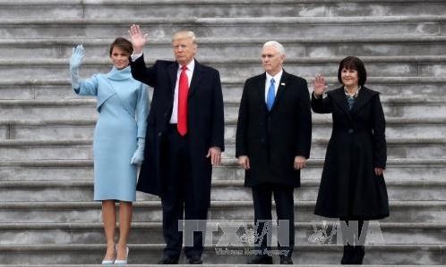 Tân Tổng thống Donald Trump (thứ hai, trái), tân Phó Tổng thống Mike Pence (thứ hai, phải) sau lễ tuyên thệ nhậm chức tại Washington, DC., ngày 20/1. Ảnh: EPA/TTXVN.
