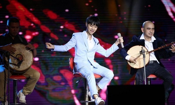 Cao Bá Hưng gây tranh cãi khi trở thành Quán quân chương trình Bài hát hay nhất mùa đầu tiên. Ảnh: Windy.