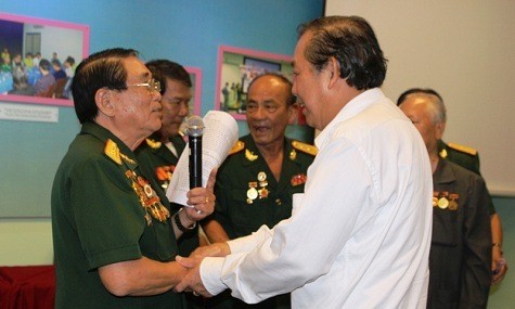 Phó Thủ tướng Trương Hòa Bình nói chuyện với các đồng chí cựu chiến sĩ cách mạng Việt Nam từng bị địch bắt tù đày. Ảnh: VGP/Mạnh Hùng.