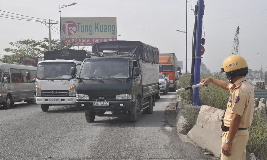 Lực lượng CSGT điều tiết giao thông trên xa lộ Hà Nội. Ảnh Việt Văn.