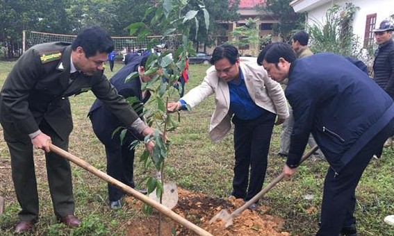 Các đại biểu trồng cây tại lễ phát động. Ảnh: Hoàng Lam.