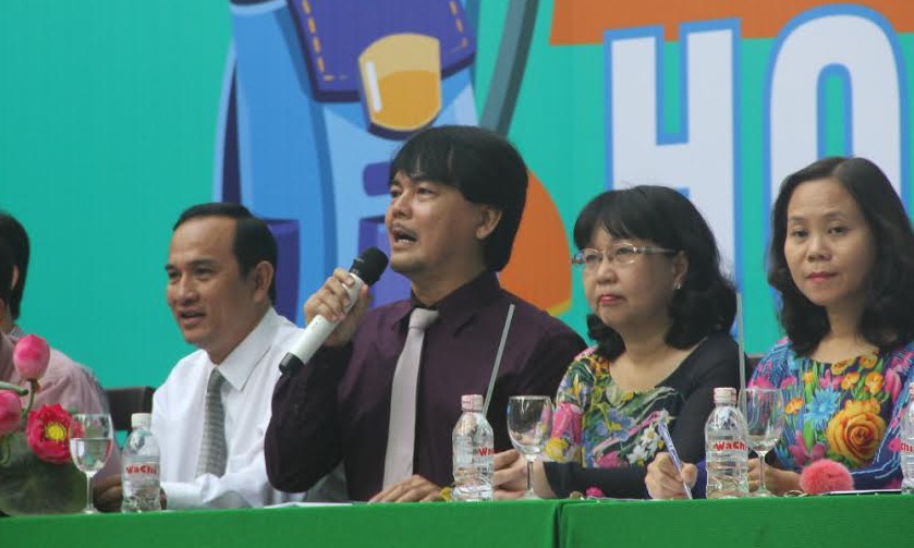 Thầy Huỳnh Thanh Phú, Hiệu trưởng nhà trường trường THPT Nguyễn Du (quận 10, TPHCM) vui tính trả lời học sinh.