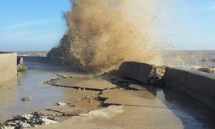 Sóng biển phá vỡ kè biển Gành Hào.