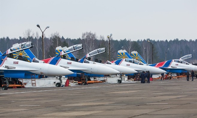 "Hiệp sĩ Nga", một trong các đội bay biểu diễn nổi tiếng của không quân Nga, được thành lập ngày 5/4/1991 tại căn cứ Kubinka. Phi đội, có 6 tiêm kích Su-30SM, là đội biểu diễn duy nhất trên thế giới sử dụng toàn máy bay tiêm kích hạng nặng.