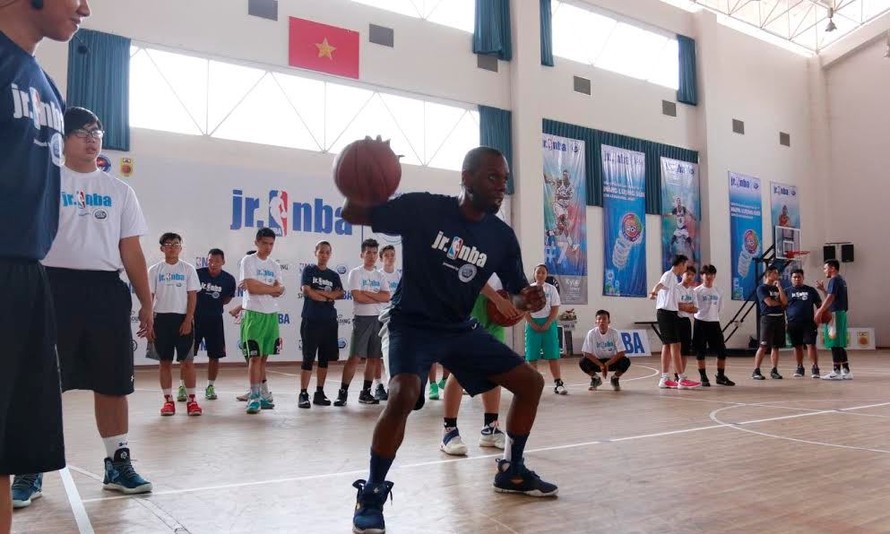 Các em học sinh hào hứng tham gia chương trình phát triển tài năng bóng rổ trẻ toàn cầu của NBA cùng những vận động viên nổi tiếng thế giới.
