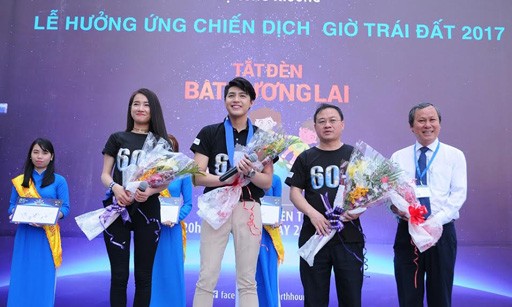 Ca sĩ Noo Phước Thịnh và diễn viên Nhã Phương làm đại sứ của chiến dịch Giờ Trái đất 2017.