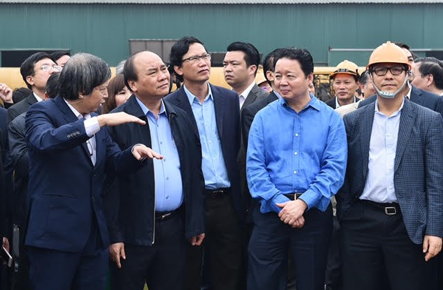 Thủ tướng Nguyễn Xuân Phúc thị sát công nghệ điện rác ở Hà Nam. 