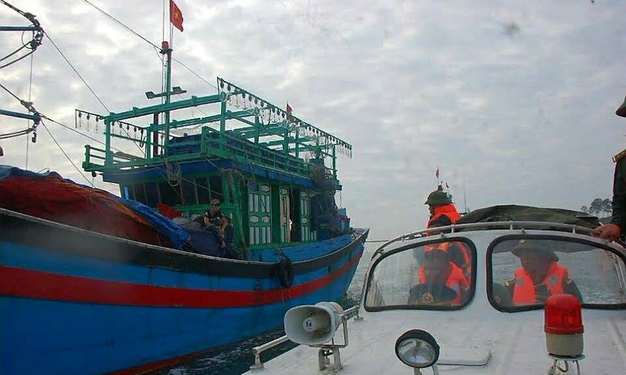 Lực lượng cứu hộ BĐBP Nghệ An ứng cứu tàu cá bị nạn.