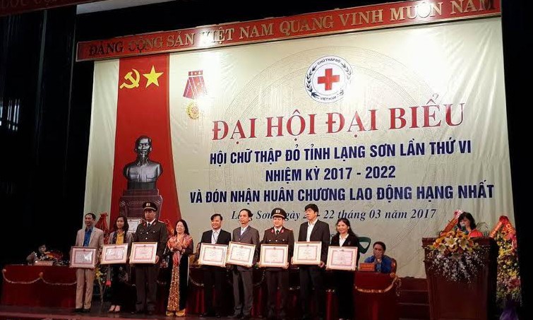 Phóng viên báo Tiền Phong và các tập thể, cá nhân tiêu biểu nhận Bằng khen của Hội CTĐ Việt Nam.