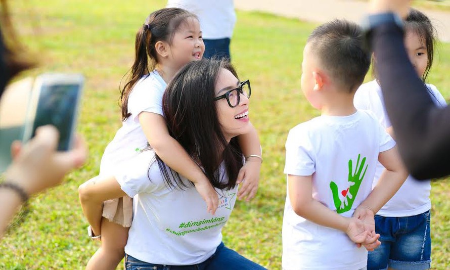 Xuân Lan, Ngô Thanh Vân mặc áo 'Đừng im lặng', phản đối lạm dụng trẻ em