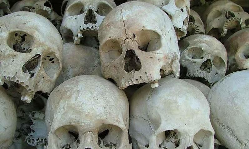 Hàng trăm chiếc đầu lâu và xương đùi đã bị bắt giữ trong vụ triệt phá băng nhóm buôn lậu xương người năm 2007.